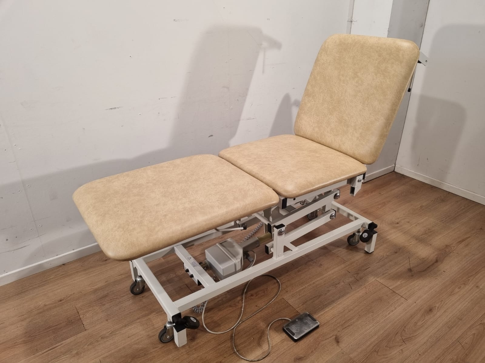 HUNTLEIGH AKRON A3232/2/SFS ELECTRIC 3-SECTION EXAMINATION COUCH #40 – Used-Hospitalbeds.com tc-8-800-medical-education-and-demonstration-of-individual-competence-boudreaux-luc-army-department-of-the-9798842933426-amazon-com-books