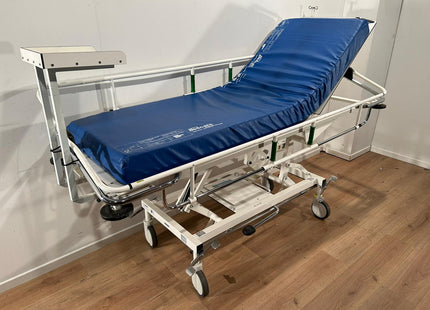OOSTWOUD EMERGENCY STRETCHER WITH EQUIPMENT TABLE