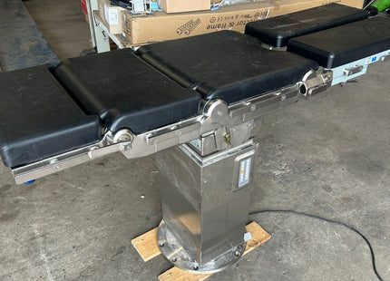 MAQUET 1150 OPERATING TABLE WITH A MOUNTABLE COLUMN