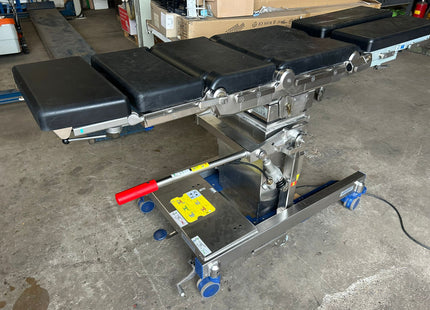MAQUET 1150 OPERATING TABLE WITH A MOUNTABLE COLUMN