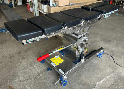 MAQUET 1150 OPERATING TABLE WITH A MOUNTABLE COLUMN