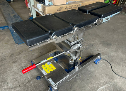 MAQUET 1150 OPERATING TABLE WITH A MOUNTABLE COLUMN