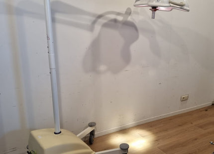 MAQUET SA MOBILE SURGICAL LIGHT