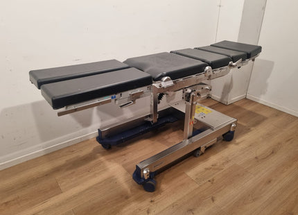 MAQUET 1150 OPERATING TABLE WITH A MOUNTABLE COLUMN