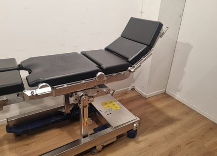 MAQUET 1150 OPERATING TABLE WITH A MOUNTABLE COLUMN