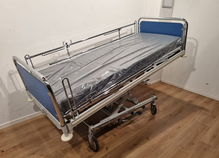 STRYKER MEDICAL 2-SECTION HYDRAULIC HOSPITAL BED #60