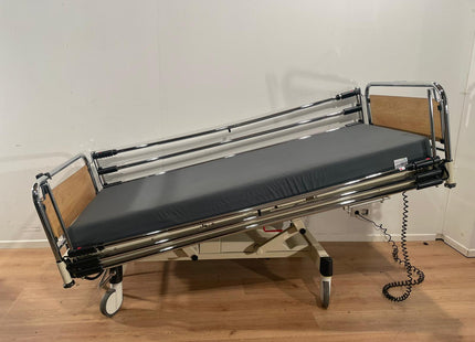 OOSTWOUD 3-SECTION ELECTRIC HOSPITAL BED NR 17